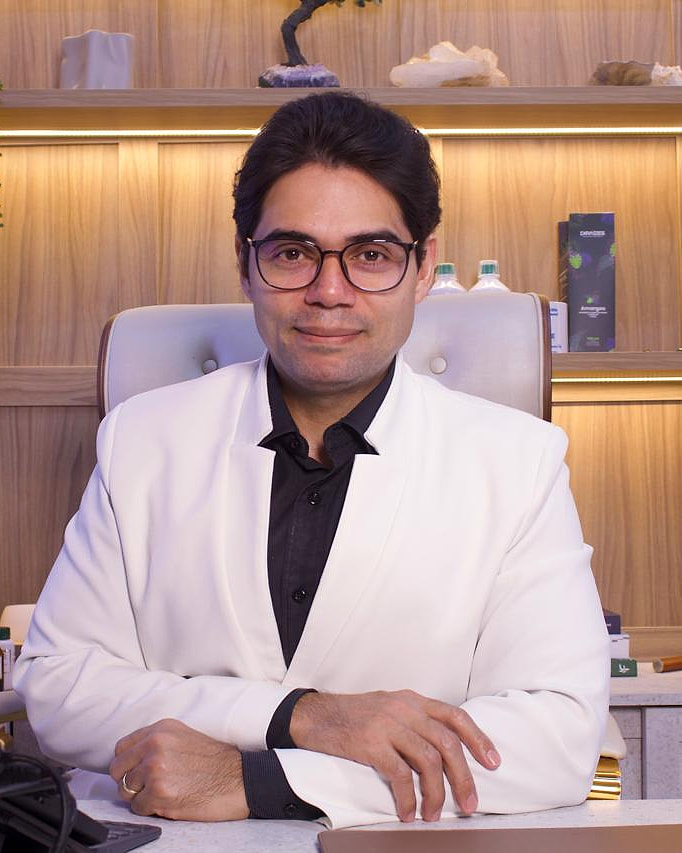Luís Manoel, terapeuta integrativo, sentado em seu consultório
